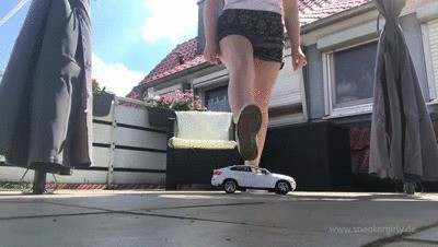 Sneaker-girl – Alexandra Crushing Rc Car